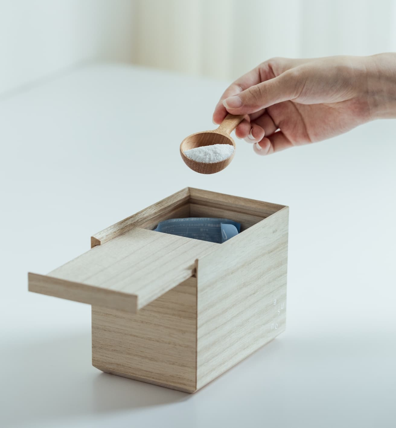袋のままでも使えますが、桐箱の詰め替え容器も作りました。