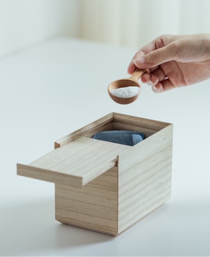 袋のままでも使えますが、桐箱の詰め替え容器も作りました。